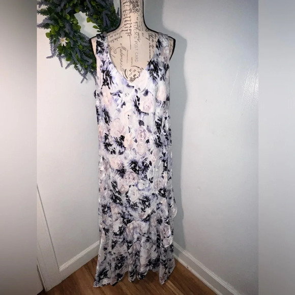 Floral, sleeveless, tiered, textured, flowing, deepV front and back,lined maxi - Picture 2 of 15